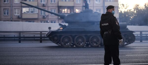 Сотрудник полиции на улице Мневники во время движения военной техники, которая примет участие в параде Победы на Красной площади 24 июня - Sputnik Moldova