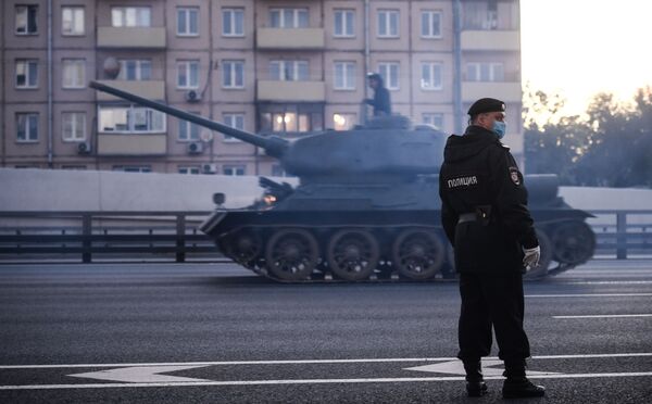 Сотрудник полиции на улице Мневники во время движения военной техники, которая примет участие в параде Победы на Красной площади 24 июня - Sputnik Moldova