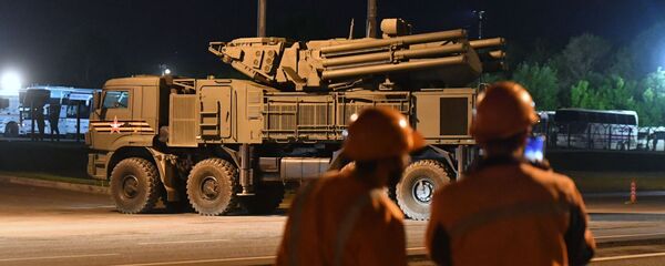 Самоходный зенитный ракетно-пушечный комплекс (ЗРПК) наземного базирования Панцирь-С1 во время въезда на специальную временную площадку - Sputnik Молдова