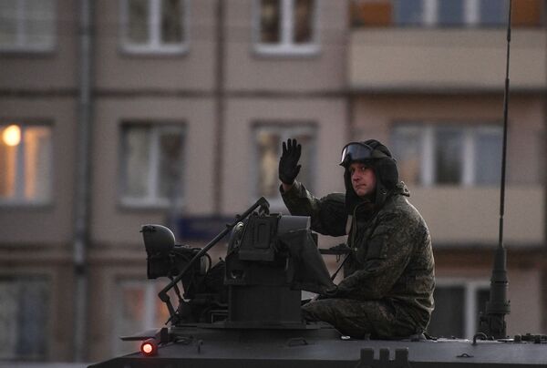 Военнослужащий на улице Мневники во время движения военной техники, которая примет участие в параде Победы на Красной площади 24 июня - Sputnik Moldova