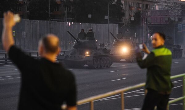 Военная техника, которая примет участие в параде Победы на Красной площади 24 июня, во время движения по улице Мнвники - Sputnik Moldova