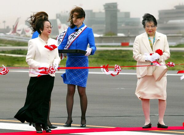 Японский министр Чикаге Огги и губернатор префектуры Тиба Акико Домото во время церемонии открытия второй взлетно-посадочной полосы нового международного аэропорта Токио в городе Нарита, 2002 год - Sputnik Молдова