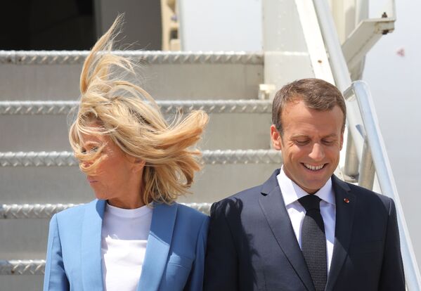 Президент Франции Эммануэль Макрон с женой во время прилета в аэропорт Монреаля, 2018 год  - Sputnik Молдова