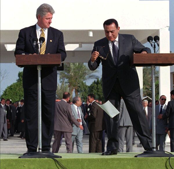 Президенты США и Египта Билл Клинтон и Хосни Мубарак во время выступления, 1996 год - Sputnik Молдова