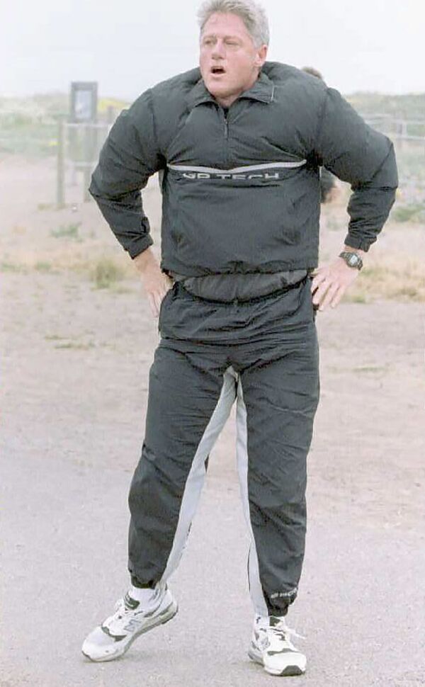 Спортивный костюм президента США Билла Клинтона в ветреный день, 1995 год - Sputnik Молдова