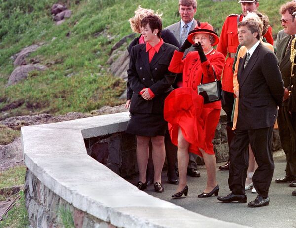 Королева Великобритании Елизавета II во время посещения Атлантического океана, 1997 год - Sputnik Молдова