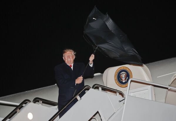 Президент США Дональд Трамп борется с зонтом в ветреную погоду - Sputnik Молдова
