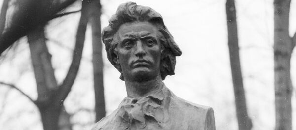 Памятник поэту Михаилу Эминеску в Кишиневе - Sputnik Moldova-România