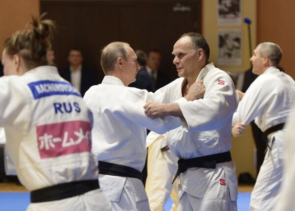 Președintele rus Vladimir Putin și antrenorul echipei ruse de judo Ezio Gamba în antrenament cu sportivi ruși - Sputnik Moldova-România