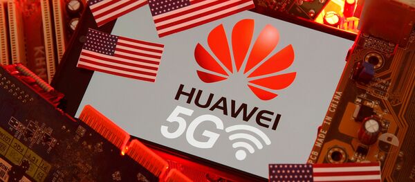 Флаг США и смартфон с логотипом сети Huawei и 5G - Sputnik Moldova-România