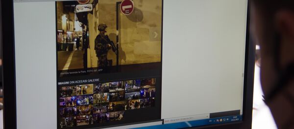 Bărbat citește știri despre atacul terorist din Franța - Sputnik Молдова