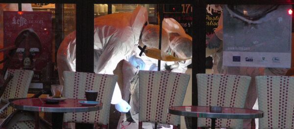 СПУТНИК_Полицейские осмотрели найденный на месте теракта в Париже &quot;пояс шахида&quot; - Sputnik Молдова