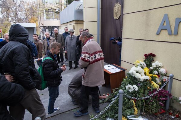Тысячи кишиневцев приходят к посольству Франции, чтобы разделить скорбь по погибшим в теракте. - Sputnik Молдова