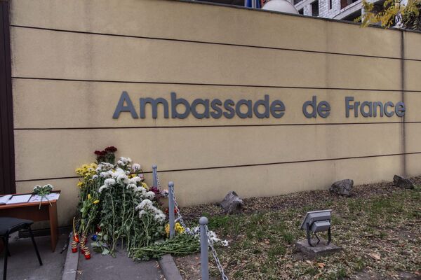 Тысячи кишиневцев приходят к посольству Франции, чтобы разделить скорбь по погибшим в теракте. - Sputnik Молдова