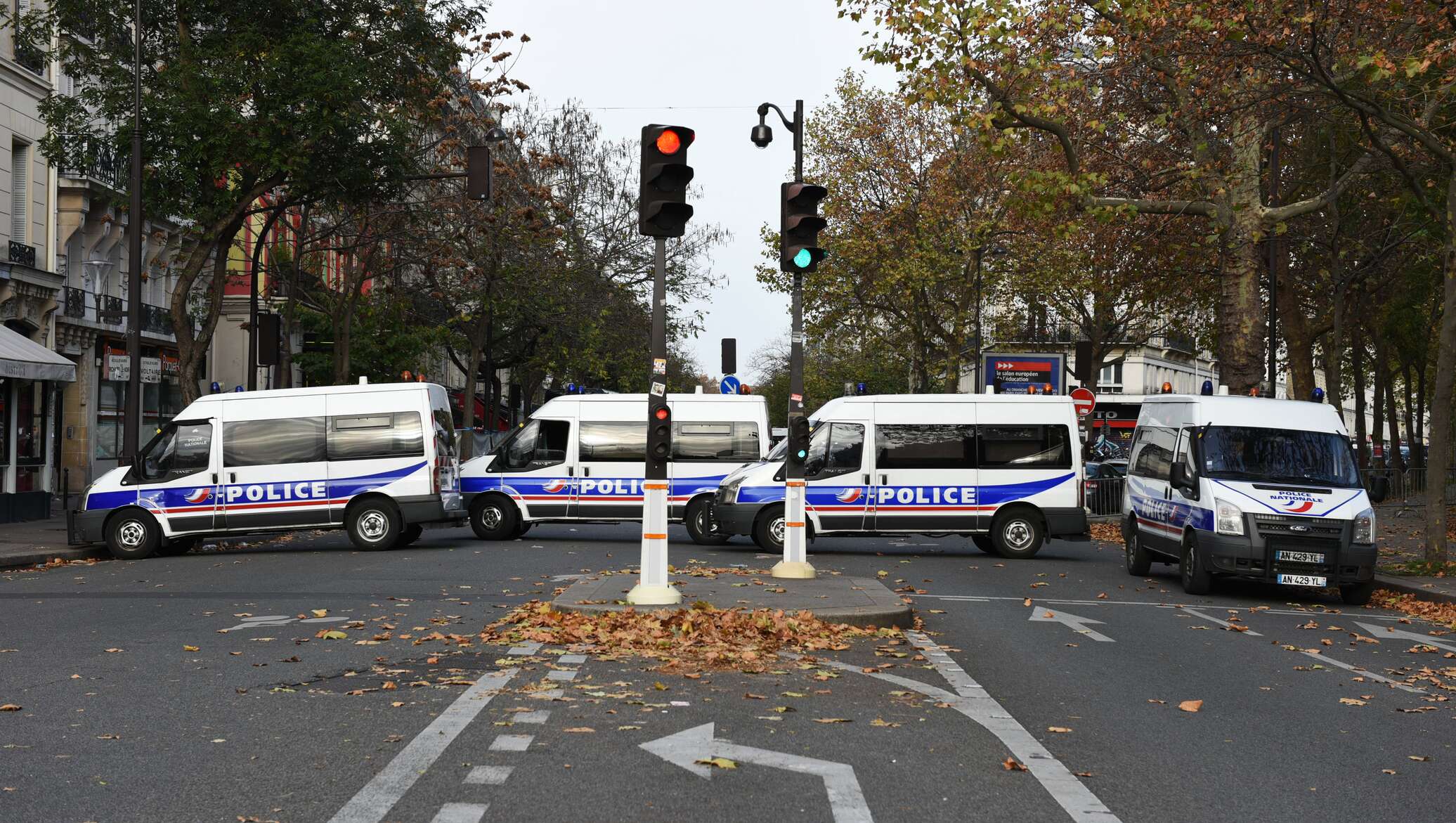Пересадка париж. Теракты в Париже 13 ноября 2015 года. Полицейская машина в Париже. Полиция Франции. Полицейский автомобиль.