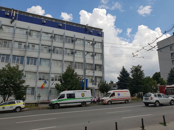 Alertă cu bombă la Judecătoria Chișinău: Toată lumea a fost evacuată - Foto Alertă cu bombă la Judecătoria Chișinău: Toată lumea a fost evacuată - Foto - Sputnik Moldova