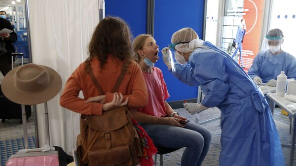 Прибывшую из Катара пассажирку тестируют на коронавирус в международном аэропорту Элефтериос Венизелос в Афинах - Sputnik Moldova-România