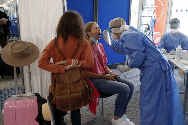 Прибывшую из Катара пассажирку тестируют на коронавирус в международном аэропорту Элефтериос Венизелос в Афинах - Sputnik Молдова