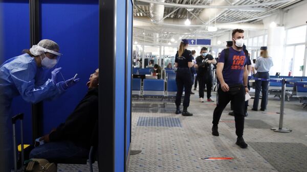 Прибывшего из Катара пассажира тестируют на коронавирус в международном аэропорту Элефтериос Венизелос в Афинах - Sputnik Moldova-România