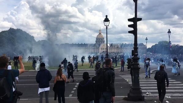 Беспорядки в Париже во время акции протеста медицинских работников - Sputnik Молдова