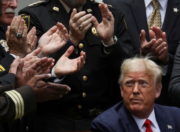 Президент США Дональд Трамп после подписания распоряжения о реформе полиции в Розовом саду Белого дома США - Sputnik Молдова