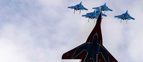 Истребители МиГ-29 и Су-30СМ пилотажных групп Русские витязи и Стрижи во время репетиции воздушной части парада Победы Истребители МиГ-29 и Су-30СМ пилотажных групп Русские витязи и Стрижи во время репетиции воздушной части парада Победы - Sputnik Moldova