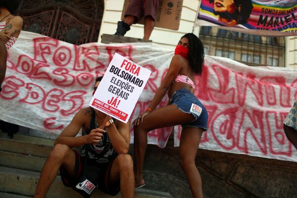 Участники протеста против президента Бразилии в Рио-де-Жанейро, Бразилия  - Sputnik Молдова