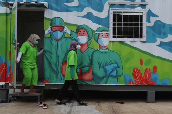 Медицинские работники у мобильной лаборатории в Джакарте, Индонезия - Sputnik Молдова
