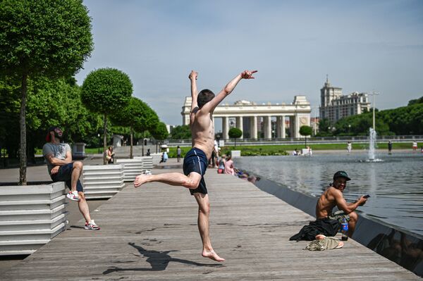 Отдыхающие в Парке Горького в Москве - Sputnik Молдова