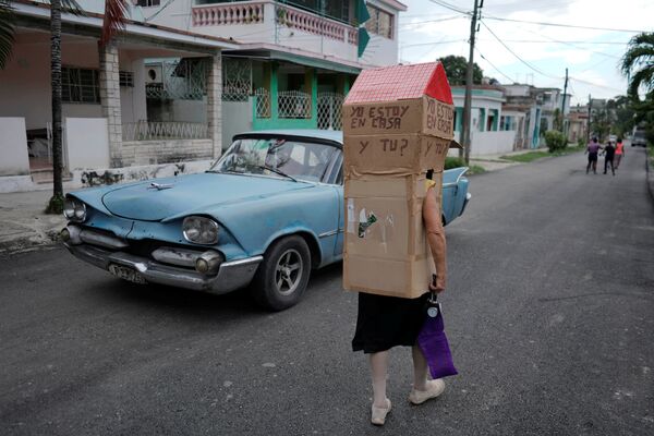 Женщина в картонной конструкции для защиты от коронавируса на улице в Гаване, Куба - Sputnik Молдова