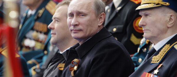 Президент РФ Дмитрий Медведев и председатель правительства РФ Владимир Путин на Красной площади на военном параде - Sputnik Moldova-România