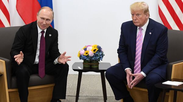 Президент РФ Владимир Путин и президент США Дональд Трамп во время встречи на полях саммита Группы двадцати в Осаке - Sputnik Молдова
