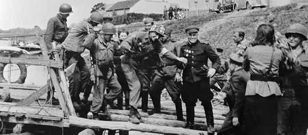 Советские и американские военнослужащие встречаются на реке Эльбе. - Sputnik Moldova-România