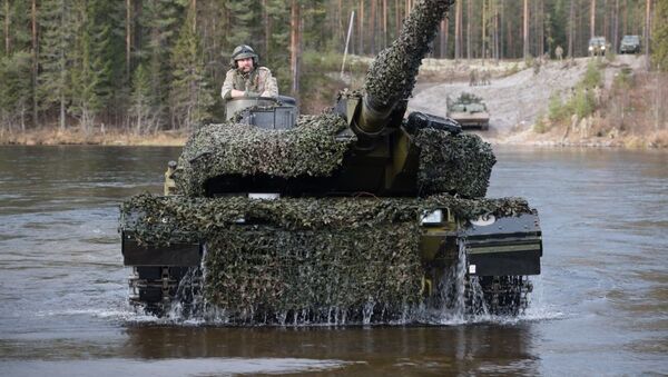 Датский танк Leopard 2 форсирует реку во время совместных учений войск НАТО Trident Juncture 2018 (Единый трезубец) в Норвегии - Sputnik Moldova-România