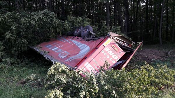 Accident pe șoseaua Chișinău-Leușeni: Un TIR s-a răsturnat pe acostament Accident pe șoseaua Chișinău-Leușeni: Un TIR s-a răsturnat pe acostament - Sputnik Moldova