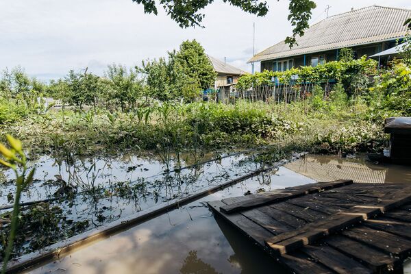 Власти в срочном порядке намерены оценить ущерб, нанесенный в результате непогоды домохозяйствам в селе Ханска, а также рассчитать стоимость работ по очистке канала реки и по ремонту дорог. - Sputnik Молдова