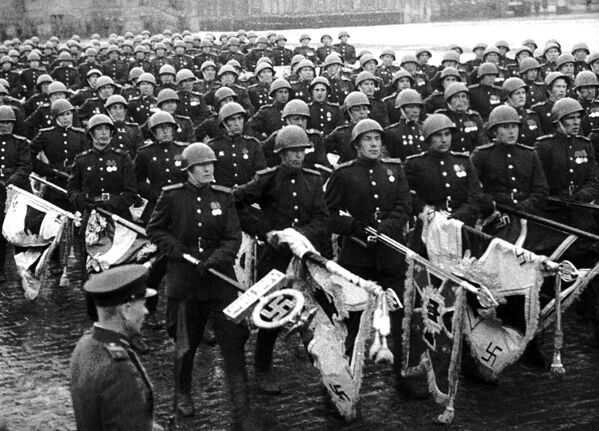 Cadre din filmul „Marea victorie a poporului sovietic”, 24 iunie 1945. - Sputnik Moldova-România