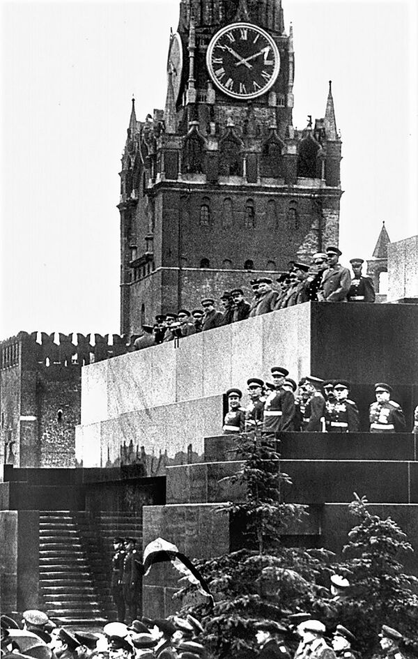Tribuna Mausoleului lui Lenin în timpul Parada Victoriei în Piața Roșie la 24 iunie 1945. - Sputnik Moldova-România