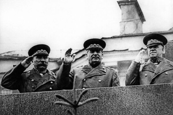 Secretarul general al Comitetului Central al PCUS (b) / PCUS Iosif Stalin pe podium în timpul Paradei Victoriei în Piața Roșie la 24 iunie 1945. - Sputnik Moldova-România