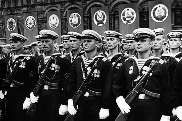 Coloana de paradă a personalului militar al Marinei URSS. - Sputnik Moldova-România
