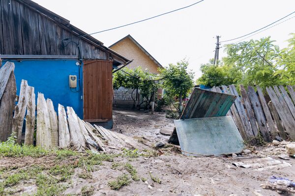 Precipitațiile abundente au distrus până și gardurile oamenilor  - Sputnik Moldova