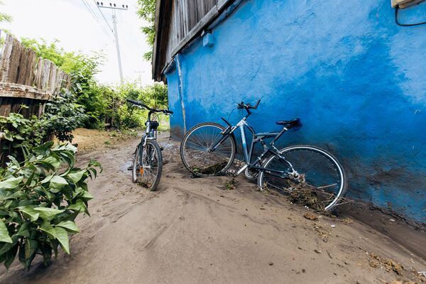 На велосипедах в селе Ханска не поездишь - можно просто увязнуть в грязи. - Sputnik Молдова