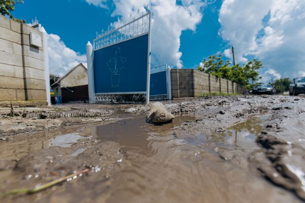 Apa a adus mult nămol pe străzi  - Sputnik Moldova
