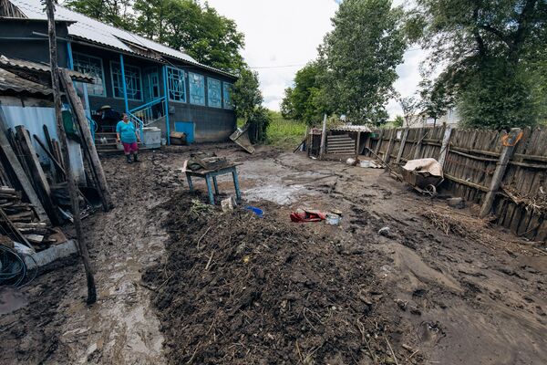 Это типичный двор в селе Ханска, который пострадал из-за непогоды. - Sputnik Молдова