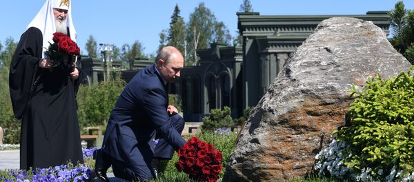 Президент РФ Владимир Путин и патриарх Московский и всея Руси Кирилл во время церемонии возложения цветов к скульптурной композиции Матерям победителей у главного храма Вооружённых Сил - Sputnik Moldova