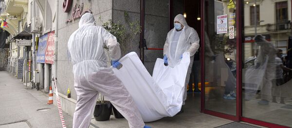 Судмедэксперты несут тело Голамрезы Мансури из гостиницы в центре Бухареста, Румыния - Sputnik Moldova-România