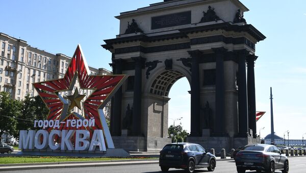 Звезда с надписью город-герой Москва у Триумфальной арки на Кутузовском проспекте в Москве - Sputnik Молдова
