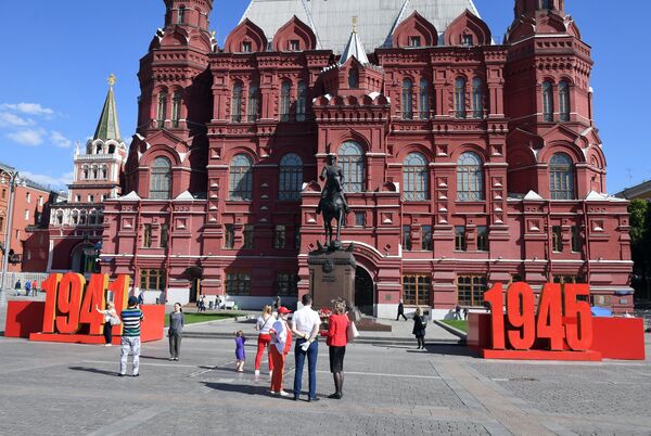 Украшение перед памятником маршалу Георгию Жукову у Исторического музея в Москве - Sputnik Молдова