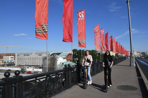 Девушки на самокатах на Большом Каменном Мосту в Москве - Sputnik Молдова