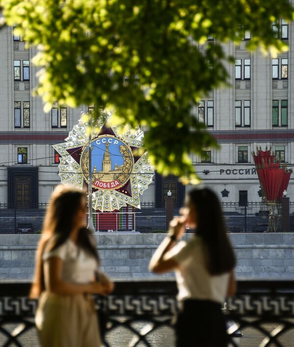 Декорация в виде Ордена Победы у здания Министерства обороны в Москве - Sputnik Молдова